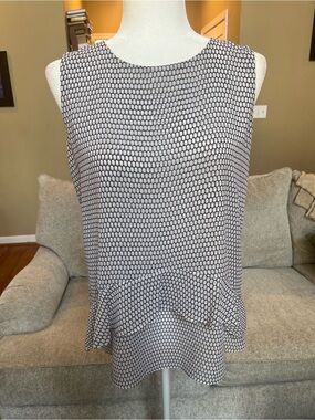 Ellen Tracy Black & White Geometric Peplum Shell Size Medium